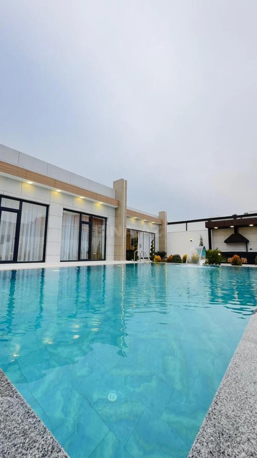 Satılır 5 otaqlı həyət evi 260 m²