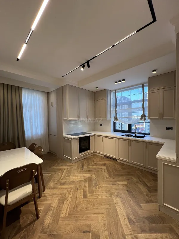 Satılır 4 otaqlı mənzil 165 m²