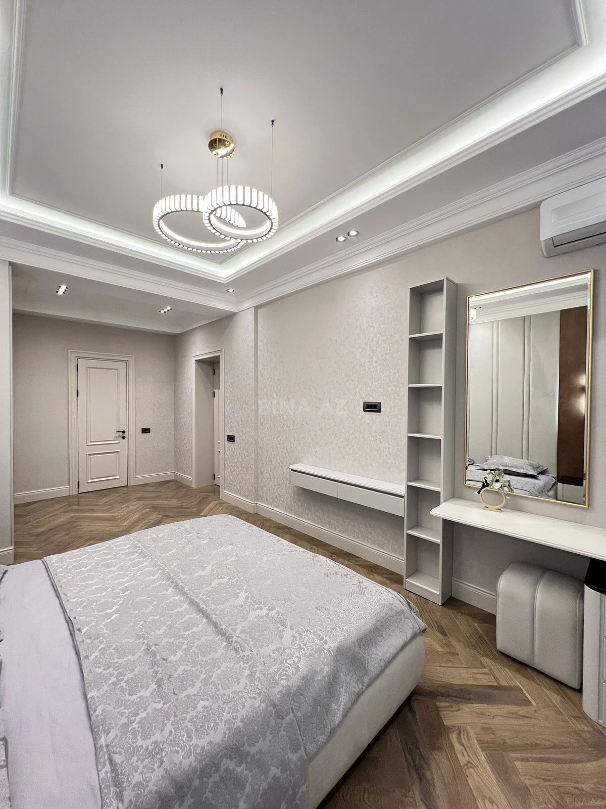 Satılır 4 otaqlı mənzil 165 m²