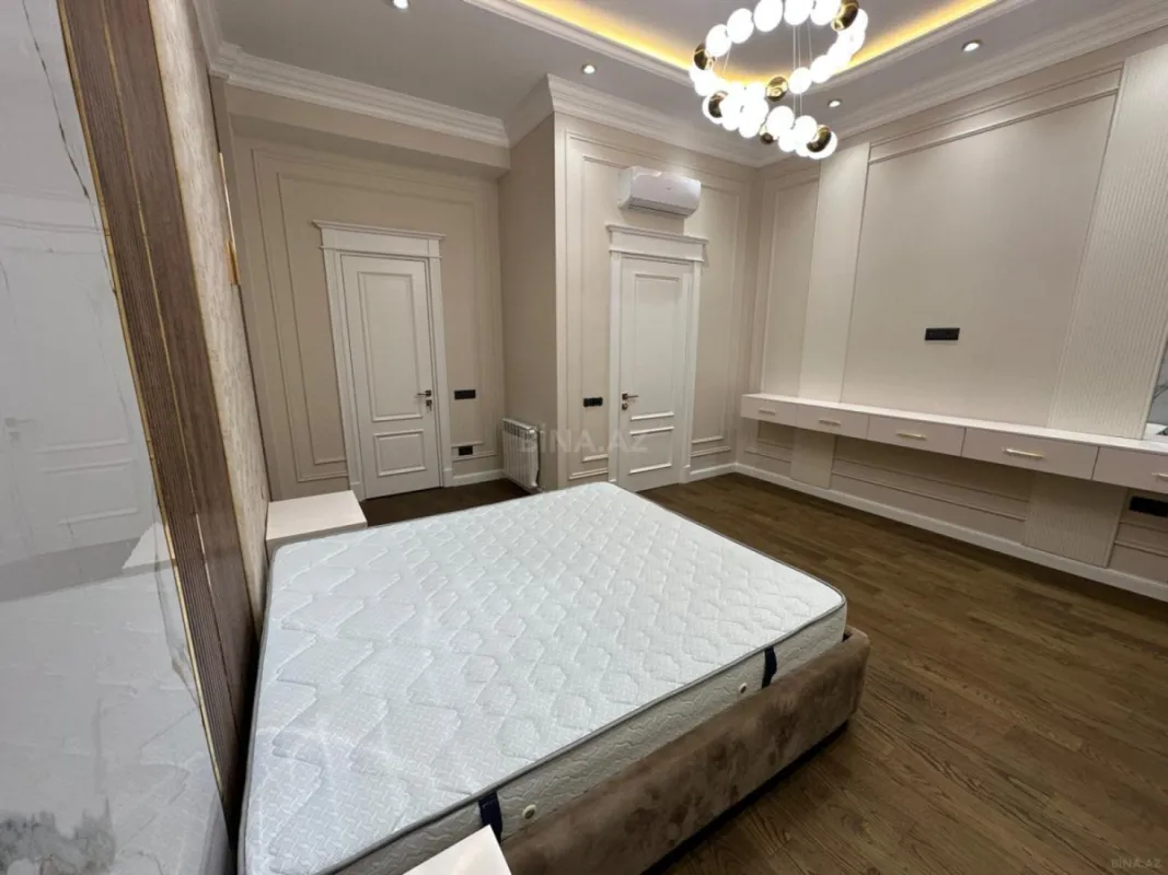 Satılır 4 otaqlı mənzil 208 m²