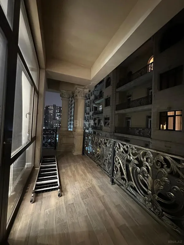 Satılır 4 otaqlı mənzil 208 m²