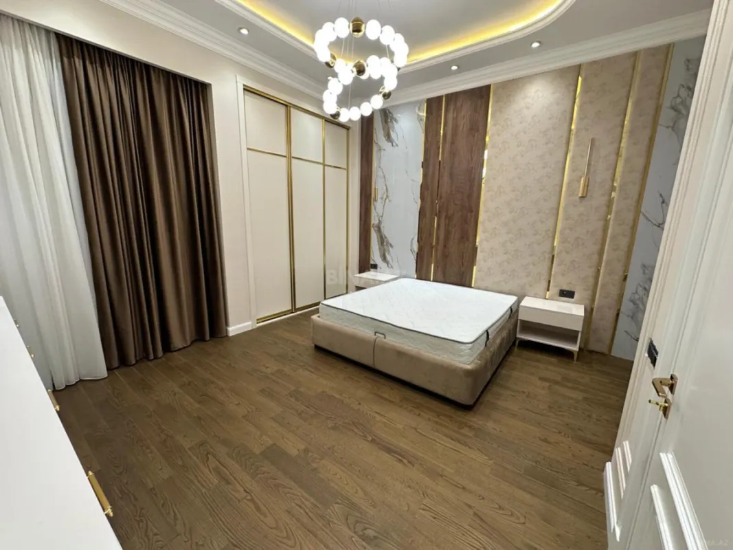 Satılır 4 otaqlı mənzil 208 m²