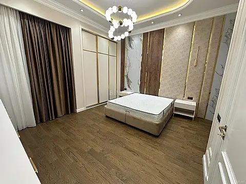 Satılır 4 otaqlı mənzil 208 m²
