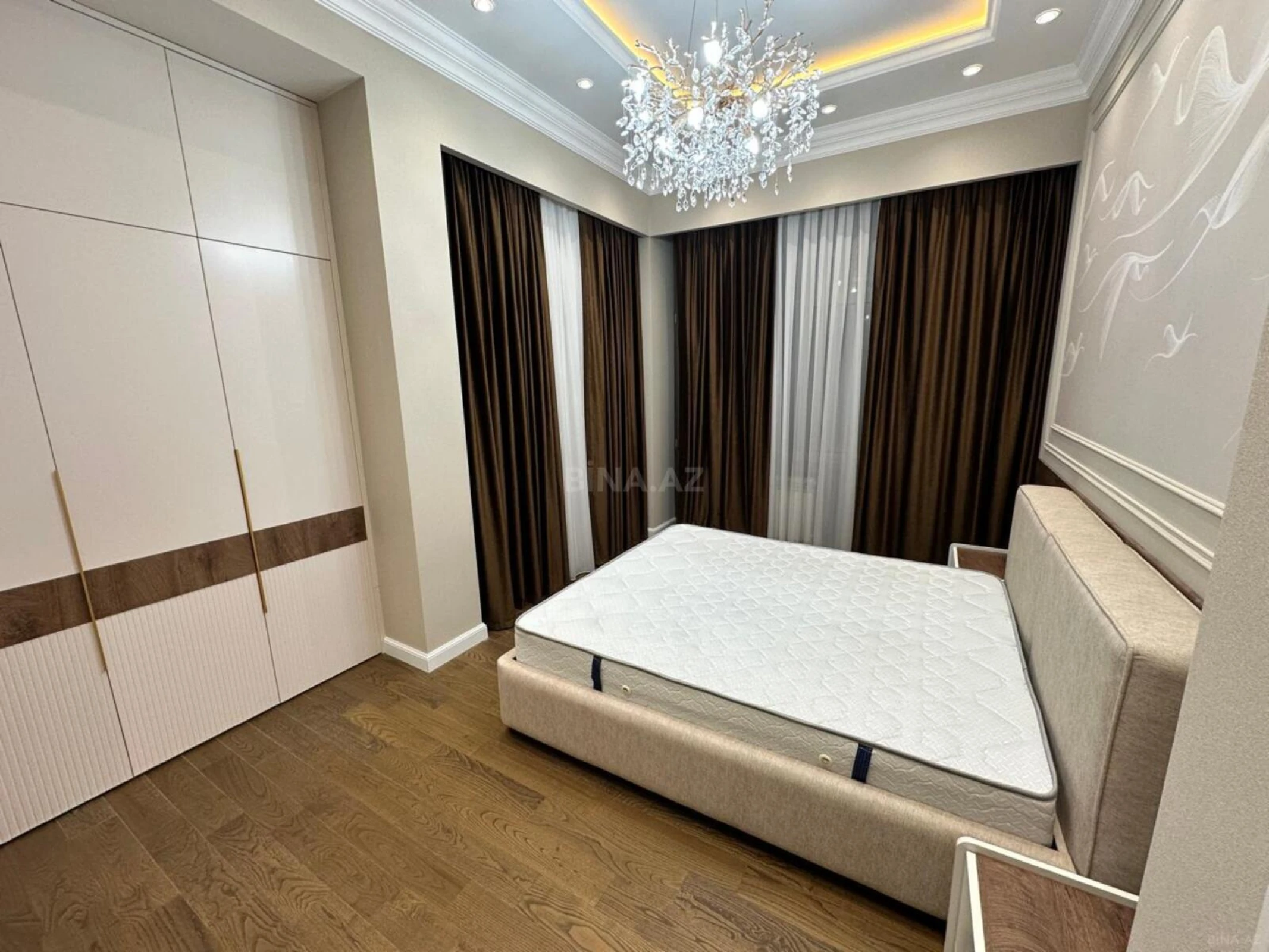 Satılır 4 otaqlı mənzil 208 m²