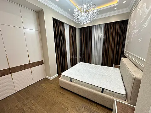 Satılır 4 otaqlı mənzil 208 m²