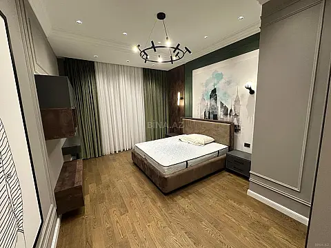 Satılır 4 otaqlı mənzil 208 m²