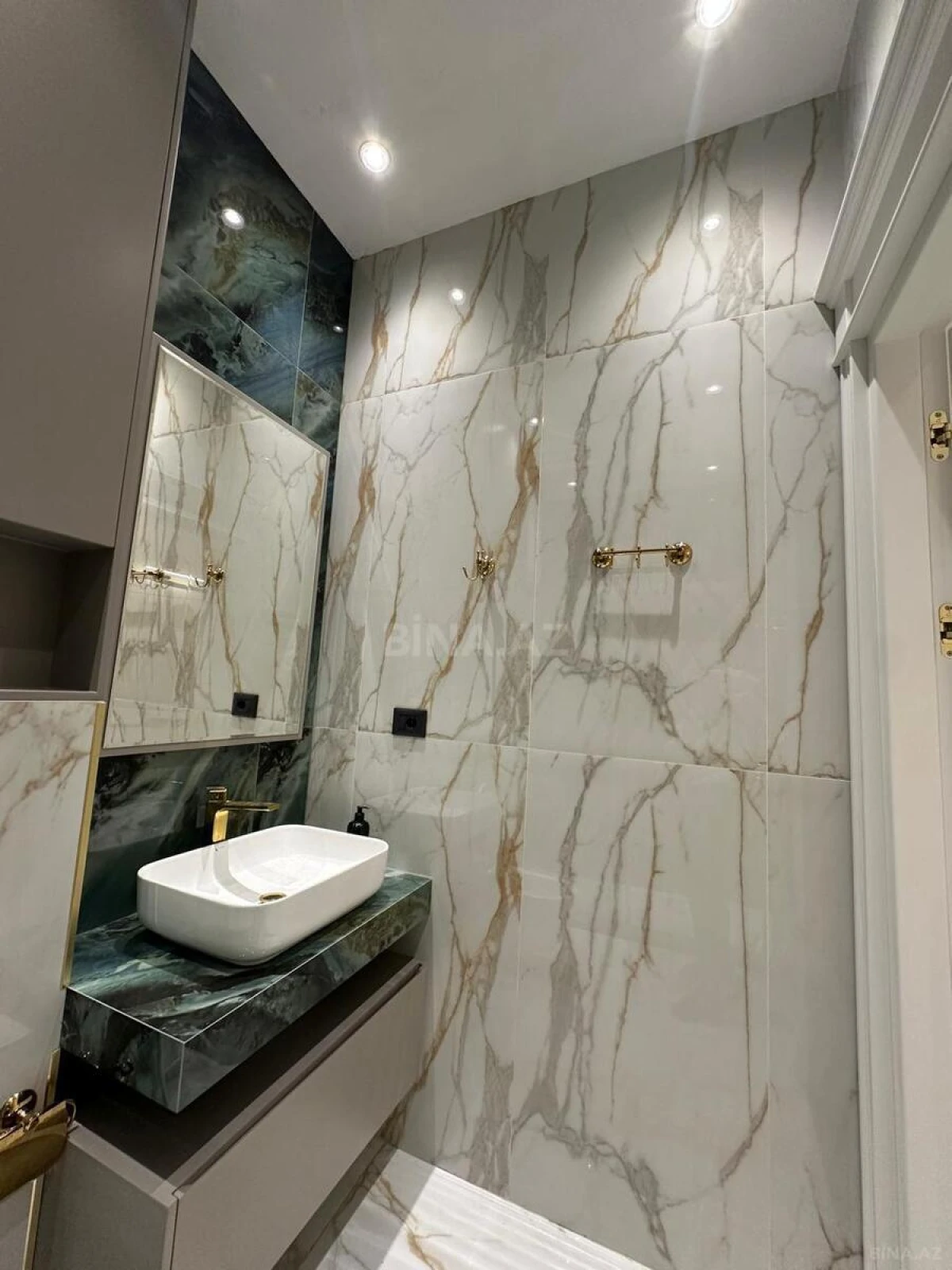 Satılır 4 otaqlı mənzil 208 m²