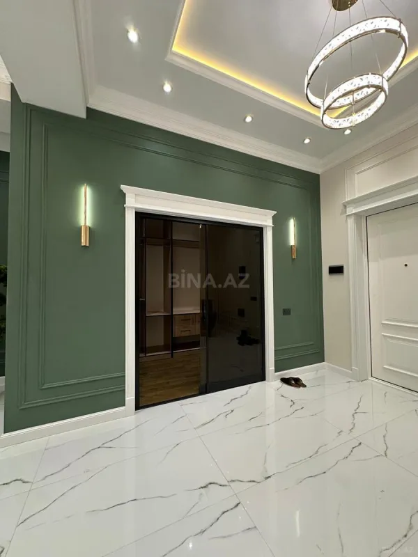 Satılır 4 otaqlı mənzil 208 m²