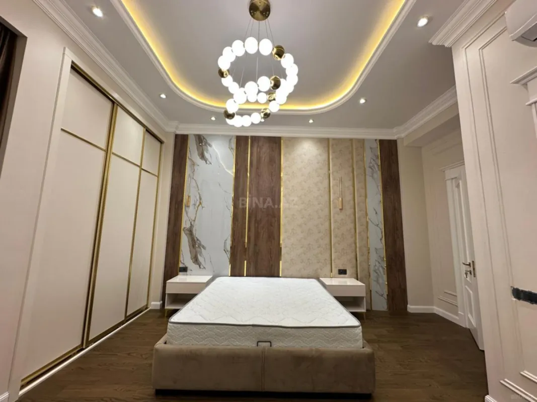 Satılır 4 otaqlı mənzil 208 m²