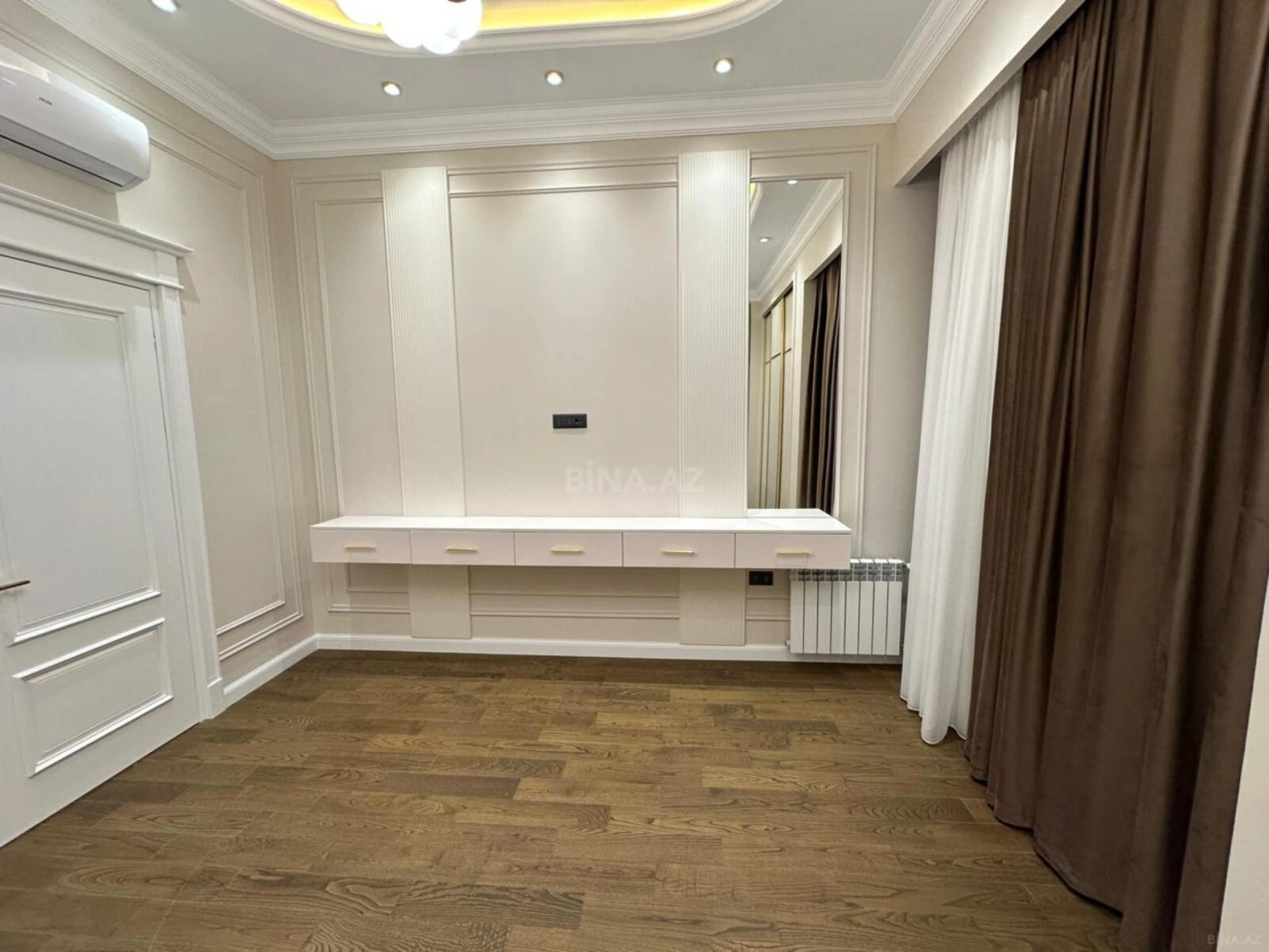 Satılır 4 otaqlı mənzil 208 m²