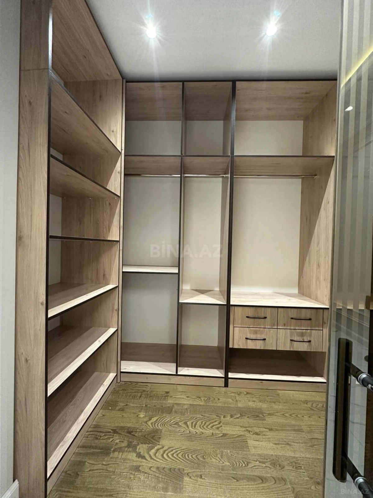 Satılır 4 otaqlı mənzil 208 m²