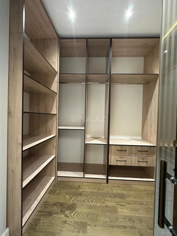 Satılır 4 otaqlı mənzil 208 m²