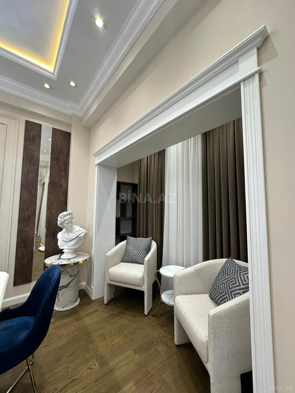 Satılır 4 otaqlı mənzil 208 m²