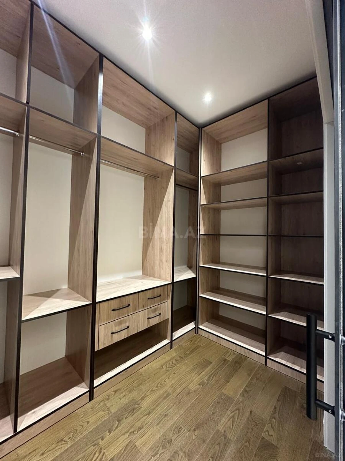 Satılır 4 otaqlı mənzil 208 m²