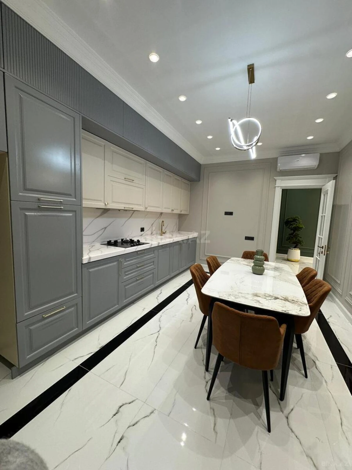 Satılır 4 otaqlı mənzil 208 m²