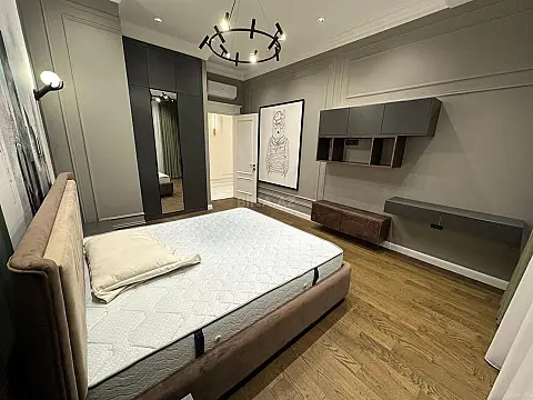 Satılır 4 otaqlı mənzil 208 m²