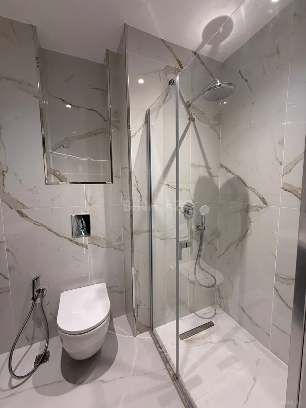 Satılır 4 otaqlı mənzil 105 m²