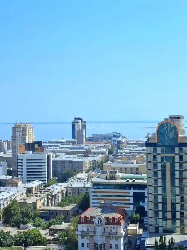 Satılır 4 otaqlı mənzil 200 m²