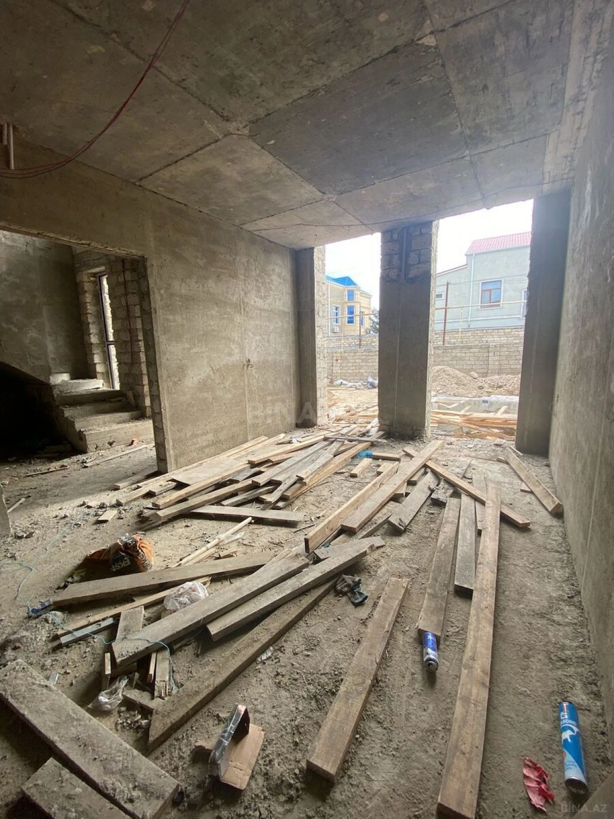 Satılır 5 otaqlı həyət evi 240 m²