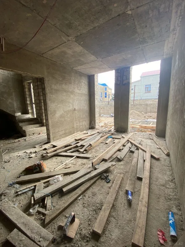 Satılır 5 otaqlı həyət evi 240 m²