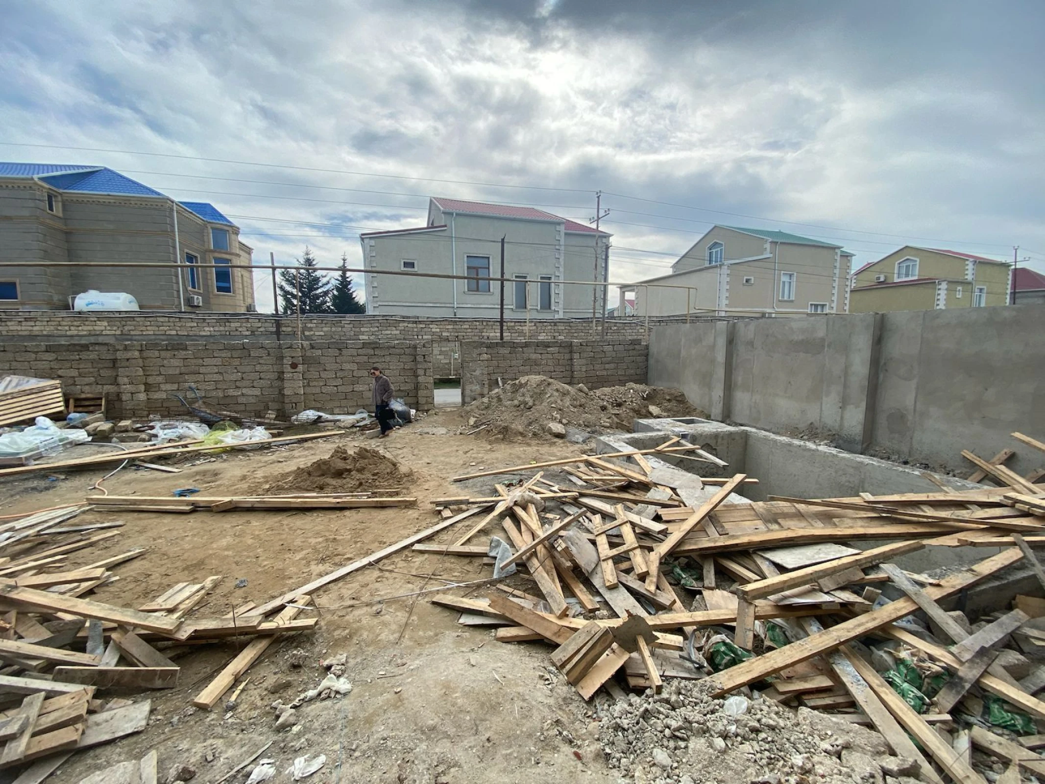 Satılır 5 otaqlı həyət evi 240 m²