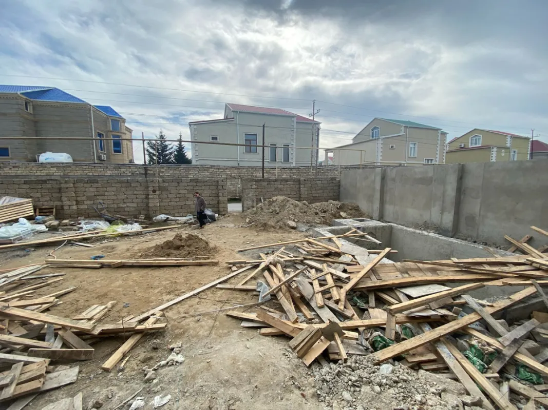 Satılır 5 otaqlı həyət evi 240 m²