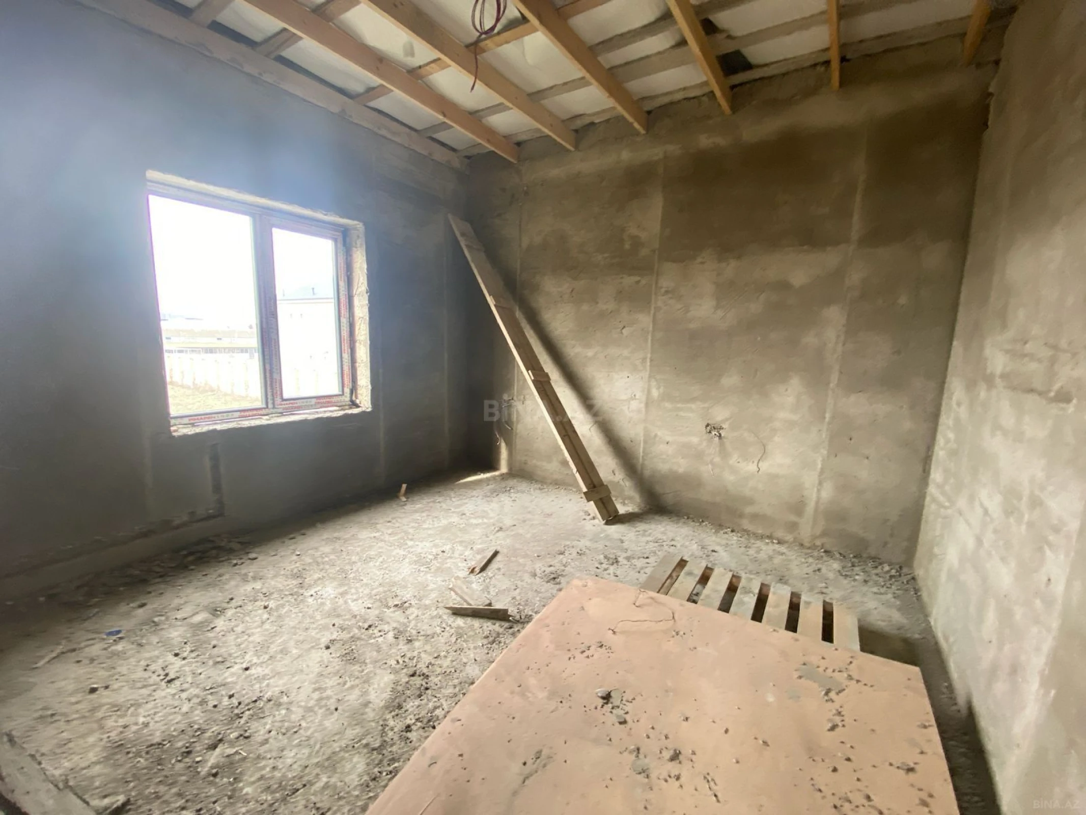 Satılır 5 otaqlı həyət evi 240 m²