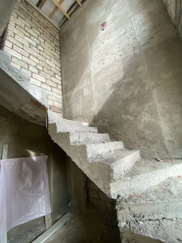 Satılır 5 otaqlı həyət evi 240 m²