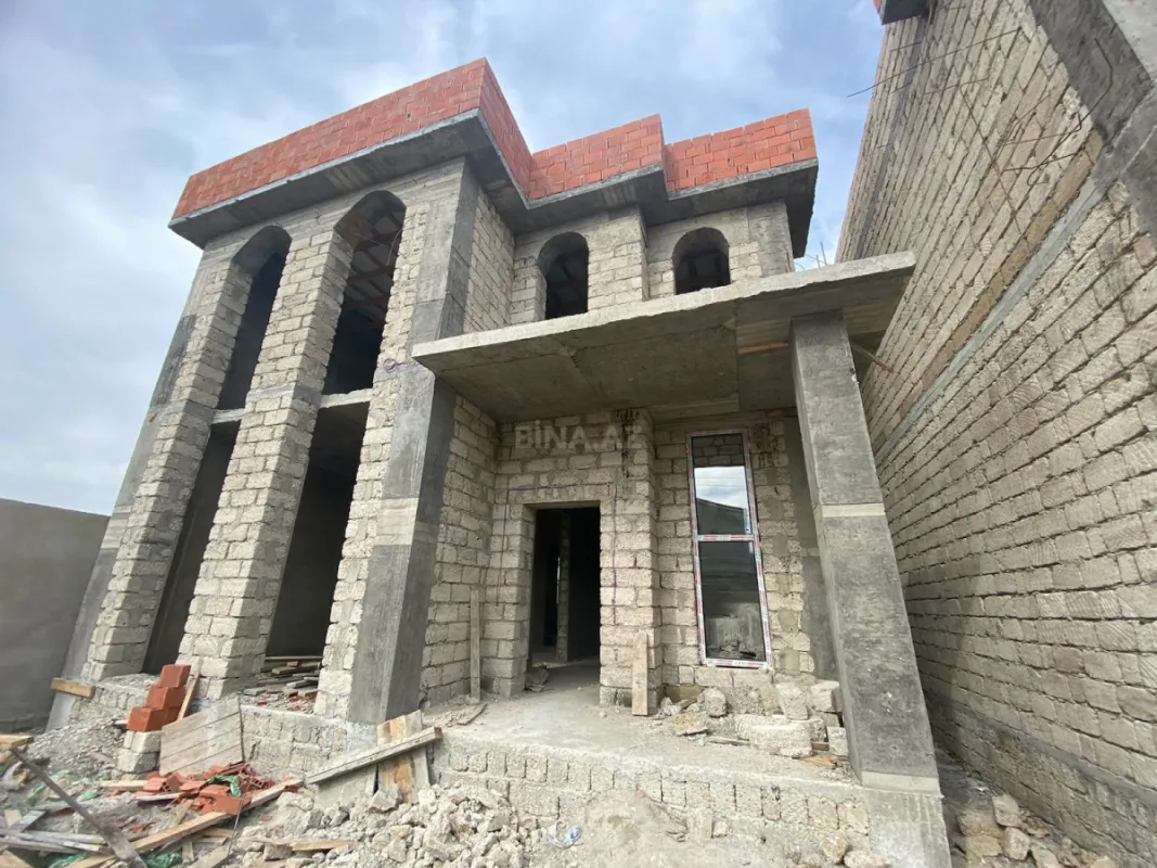 Satılır 5 otaqlı həyət evi 240 m²