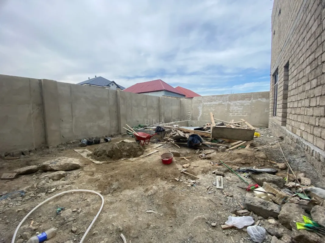 Satılır 5 otaqlı həyət evi 240 m²