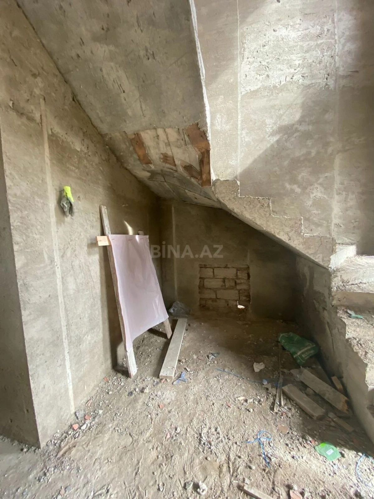 Satılır 5 otaqlı həyət evi 240 m²