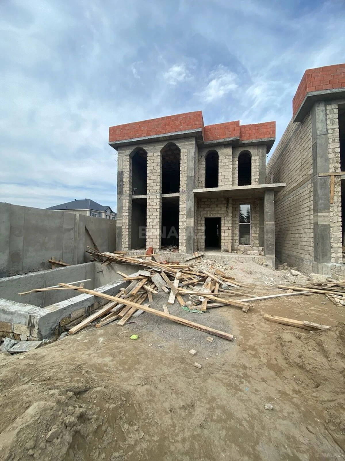 Satılır 5 otaqlı həyət evi 240 m²