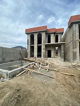 Satılır 5 otaqlı həyət evi 240 m²