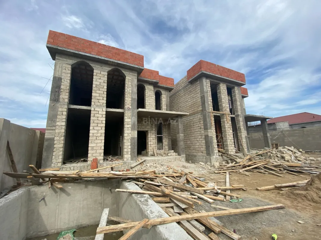 Satılır 5 otaqlı həyət evi 240 m²