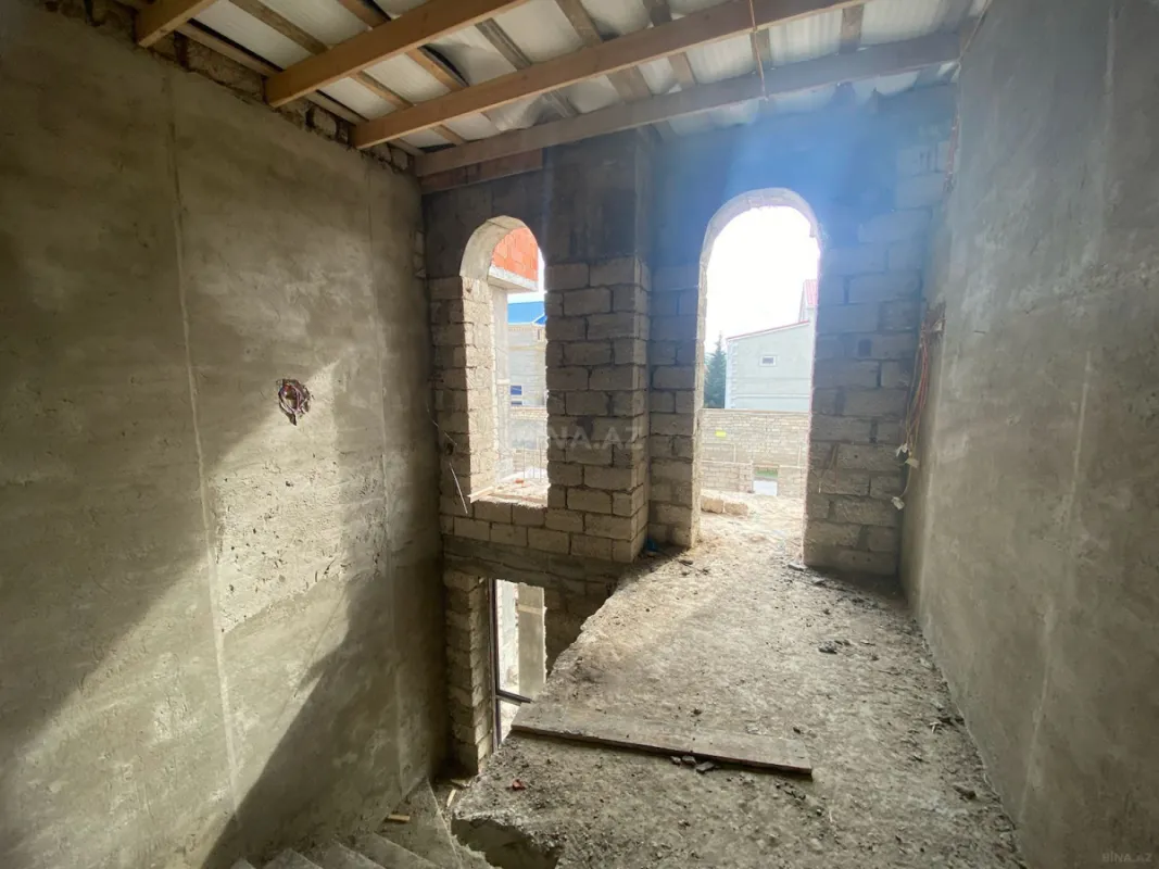 Satılır 5 otaqlı həyət evi 240 m²