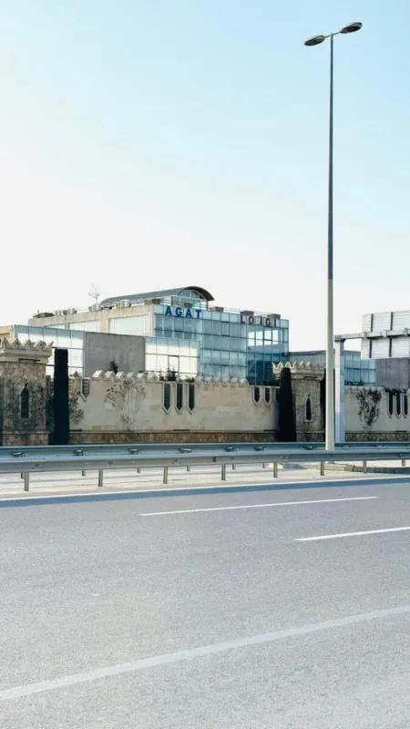 Satılır obyekt 2200 m²