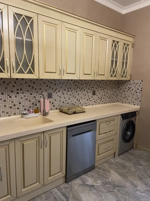 Kirayə verilir 4 otaqlı mənzil 170 m²