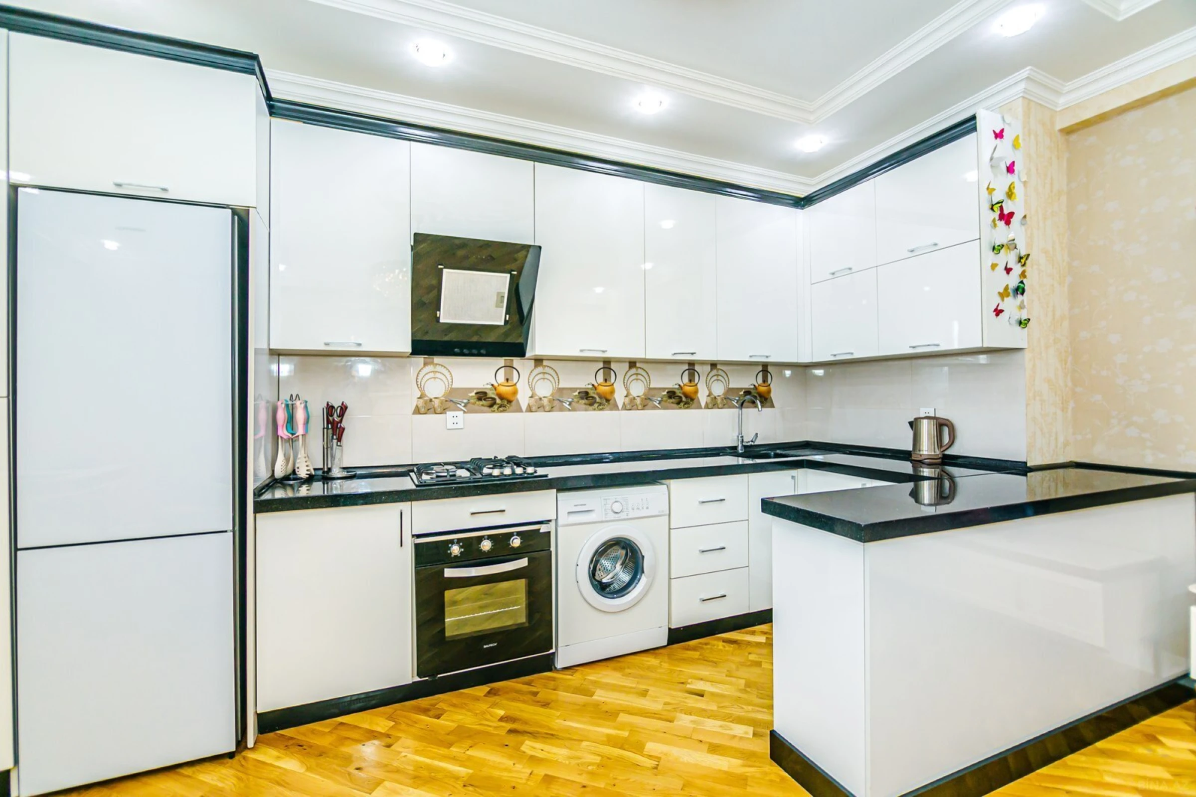 Kirayə verilir 2 otaqlı mənzil 81 m²