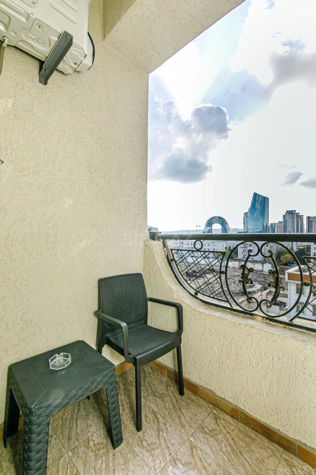 Kirayə verilir 2 otaqlı mənzil 81 m²