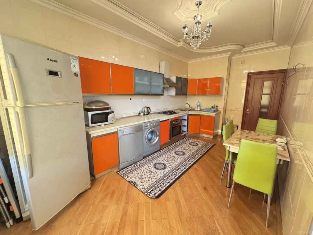 Satılır 3 otaqlı mənzil 140 m²