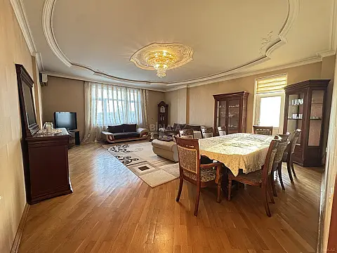 Satılır 3 otaqlı mənzil 140 m²