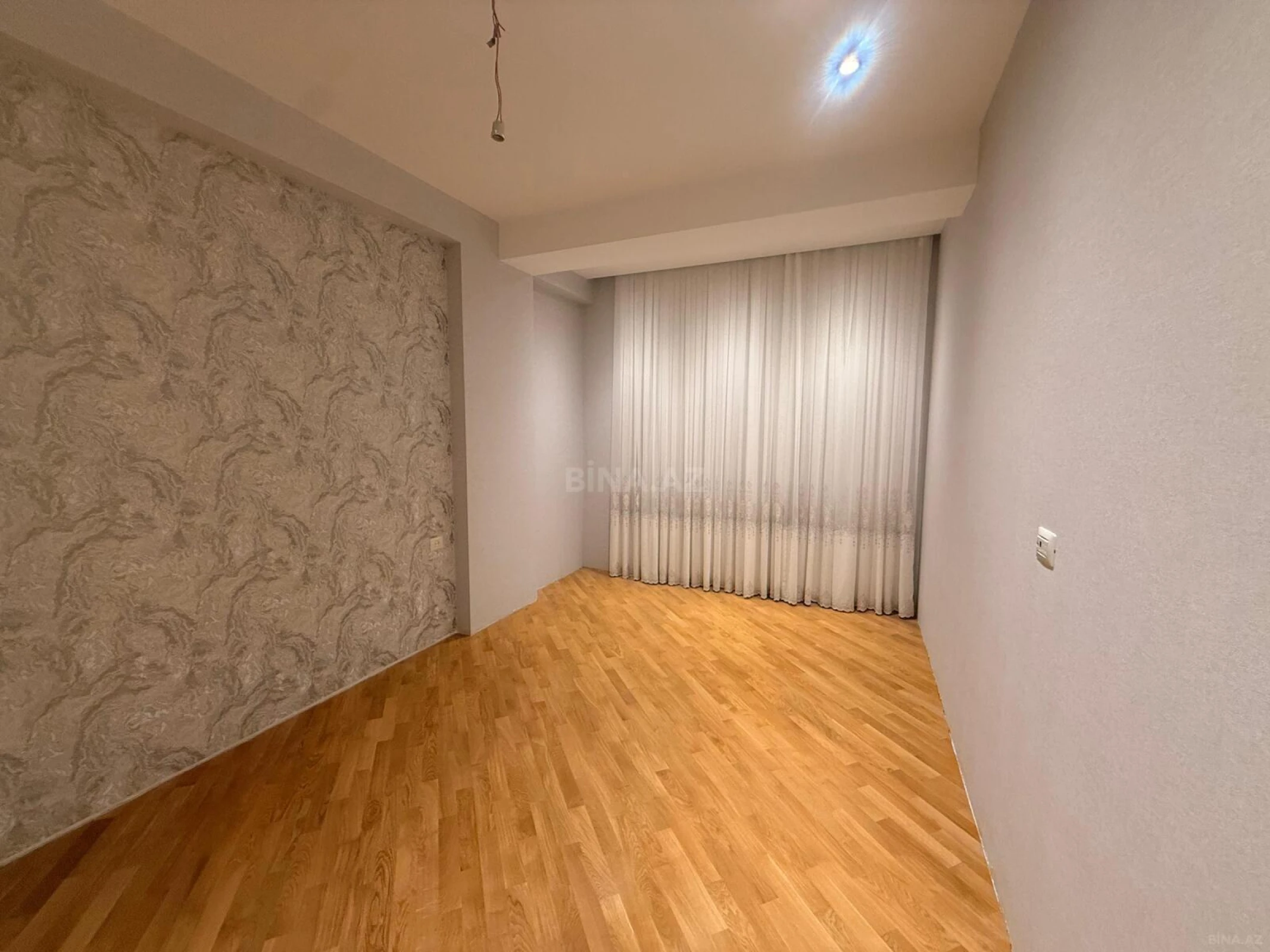 Satılır 4 otaqlı mənzil 142 m²