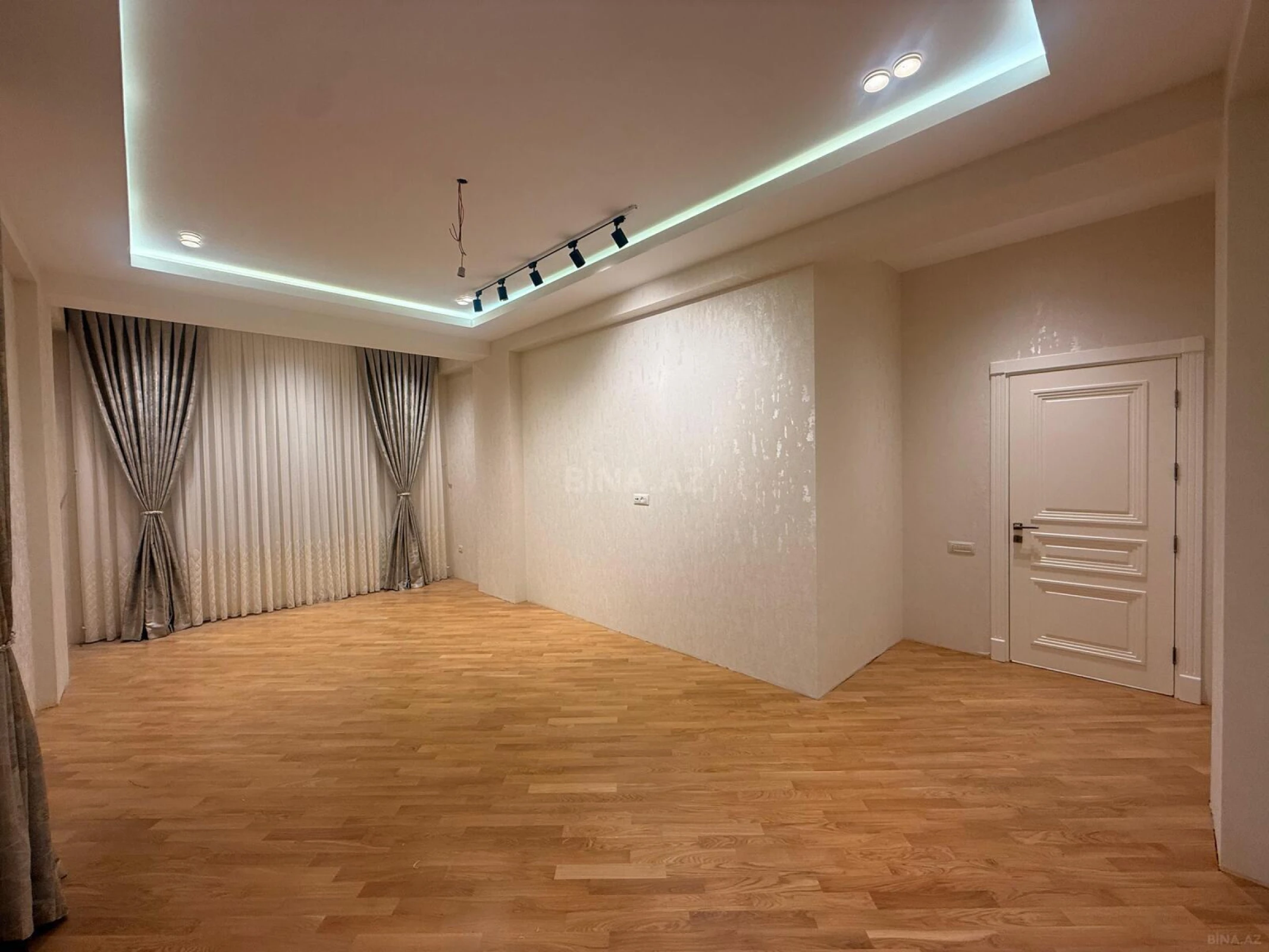 Satılır 4 otaqlı mənzil 142 m²
