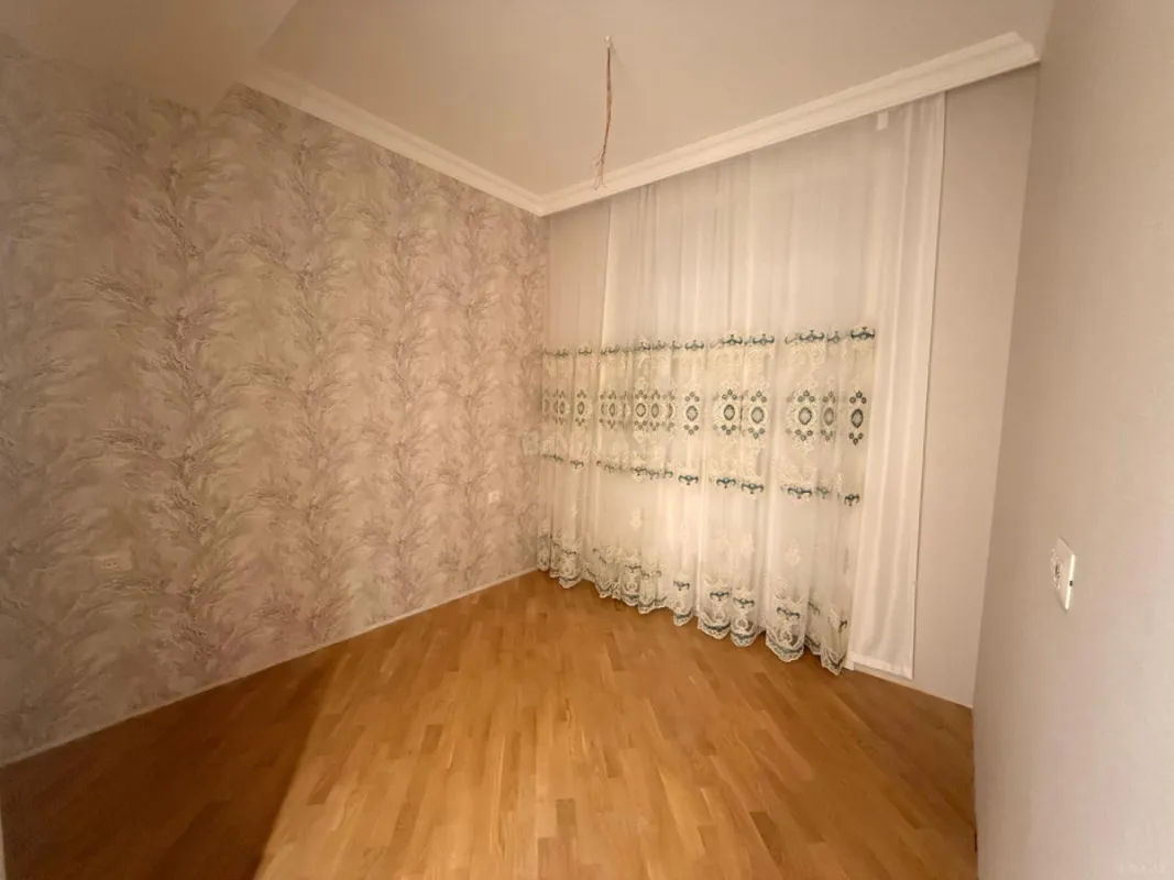 Satılır 4 otaqlı mənzil 142 m²