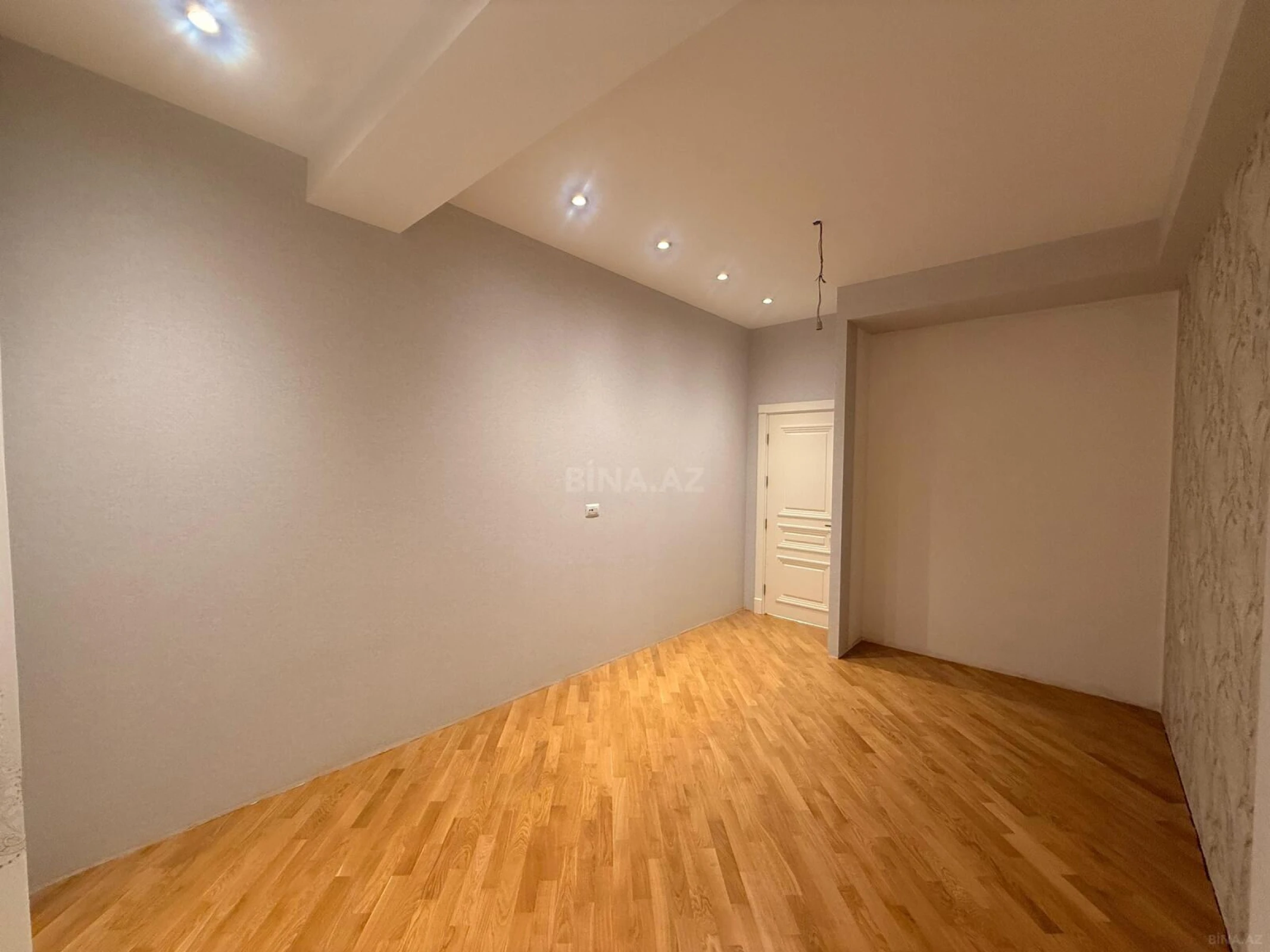 Satılır 4 otaqlı mənzil 142 m²