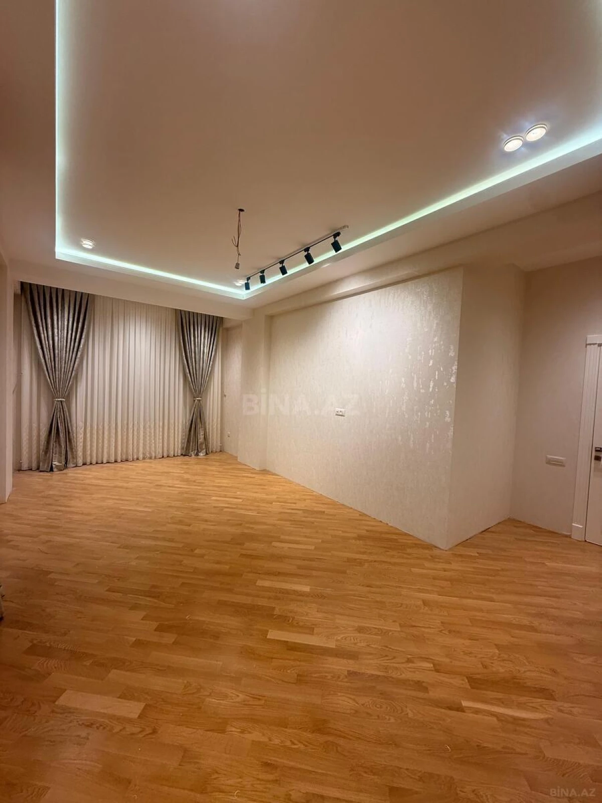 Satılır 4 otaqlı mənzil 142 m²