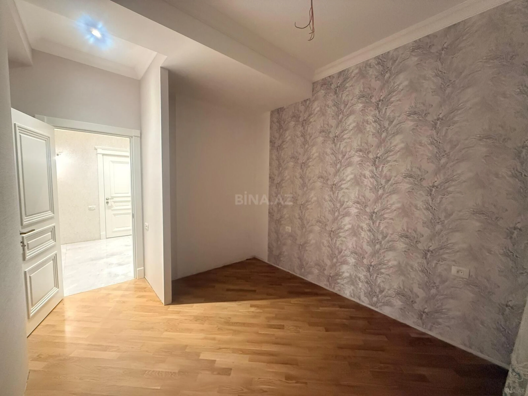 Satılır 4 otaqlı mənzil 142 m²