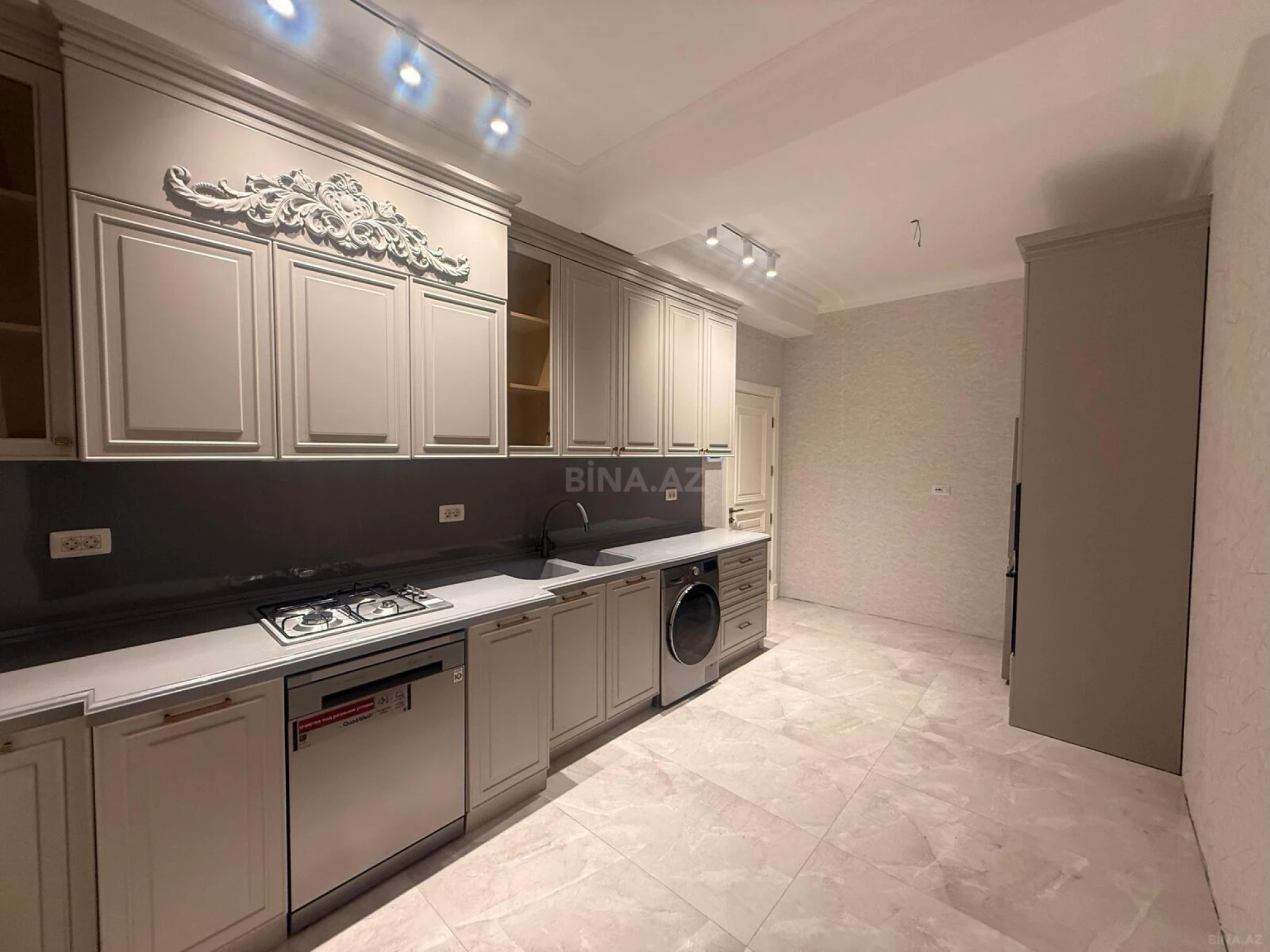 Satılır 4 otaqlı mənzil 142 m²