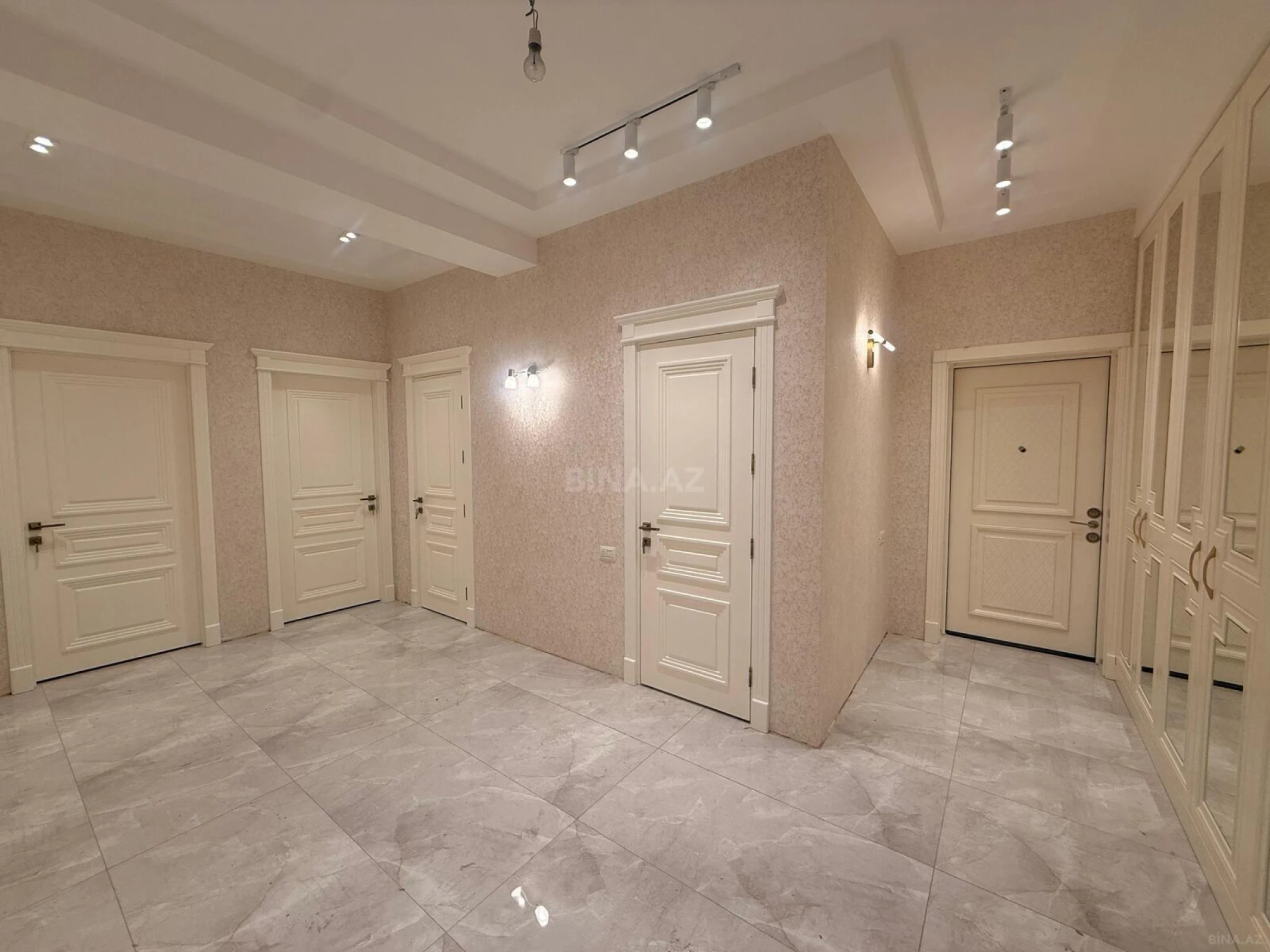 Satılır 4 otaqlı mənzil 142 m²