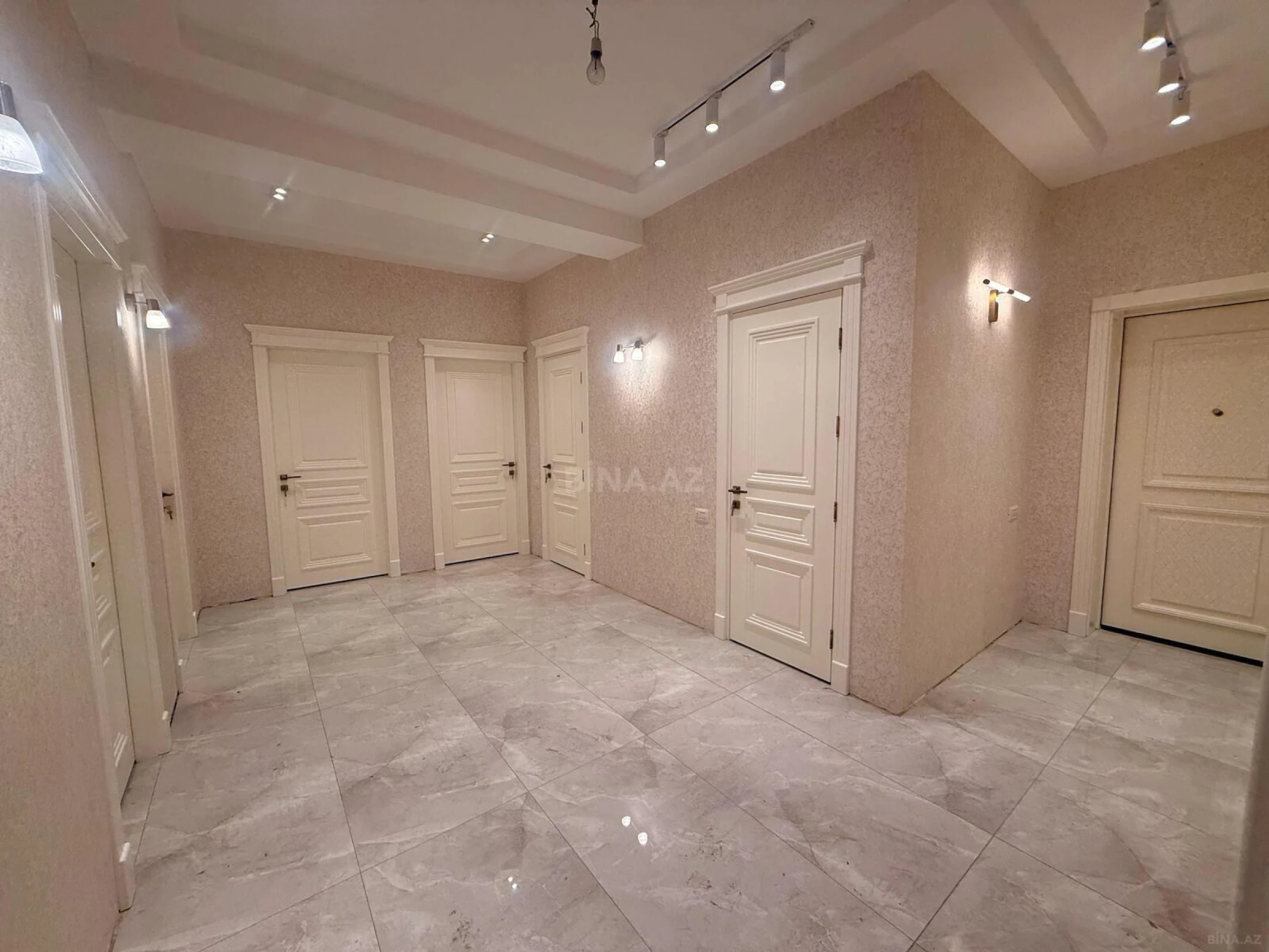 Satılır 4 otaqlı mənzil 142 m²